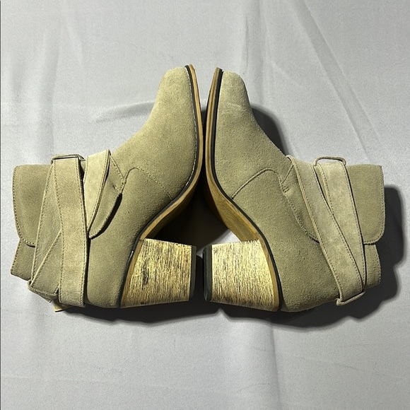 Tan Ankle Boots with Slouchy Design and Chunky Heel - Picture 3 of 6